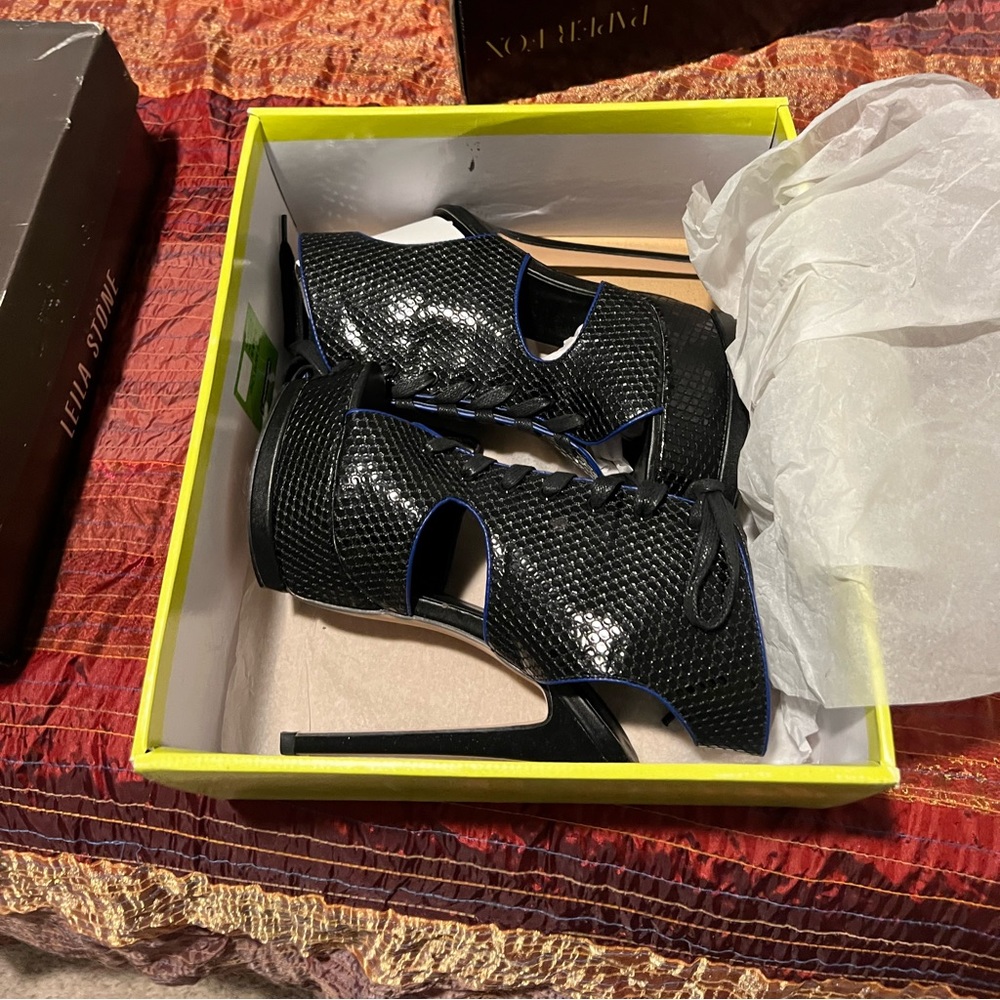 Paper Fox- size 6.5 Talisa Black vegan snake skin - Picture 1 of 5